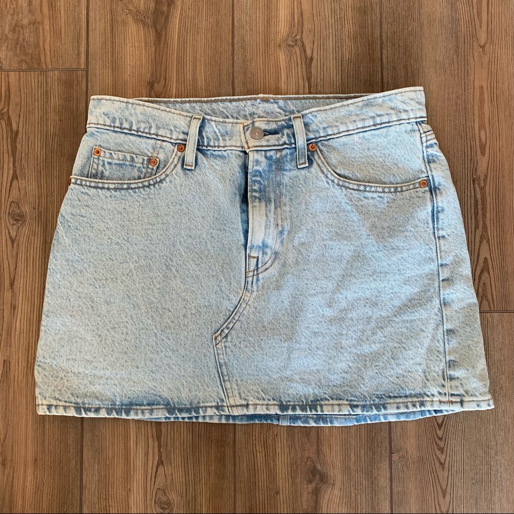 Barely worn Levi denim skirt